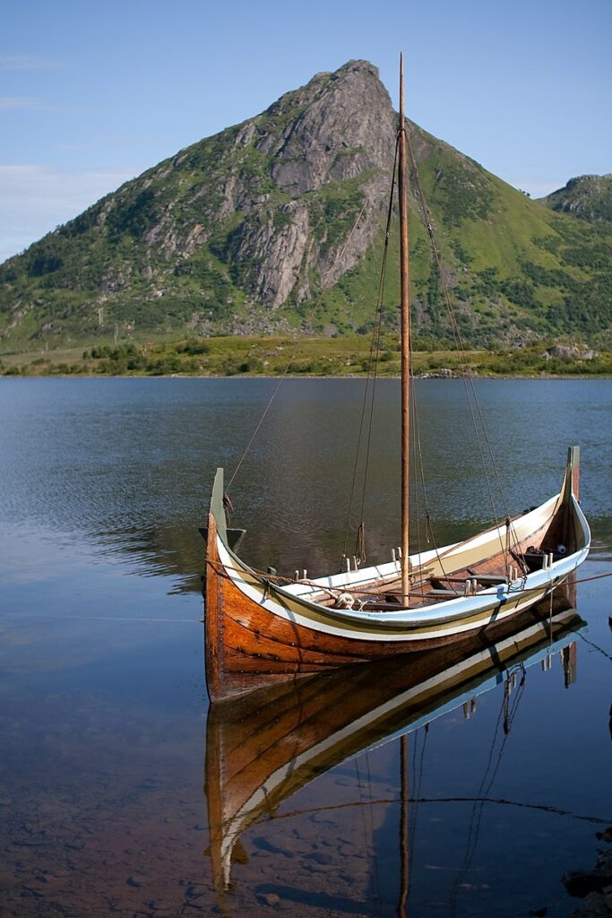 Lofotr Vikingmuseet på Borg sin Nordlandsbåt i Borgpollen.